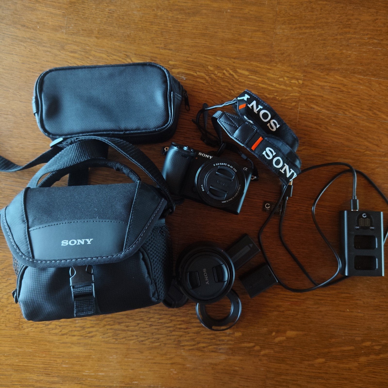 Sony Alpha 6400 set + 2 lenzen + accessoires (slecht, Enlèvement, Comme neuf, Avec housse ou sac