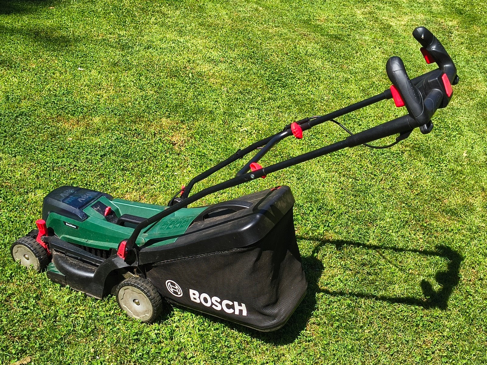 Accu grasmaaier BOSCH UniversalRotac 2x18V-37-550, Jardin & Terrasse, Tondeuses à gazon, Enlèvement
