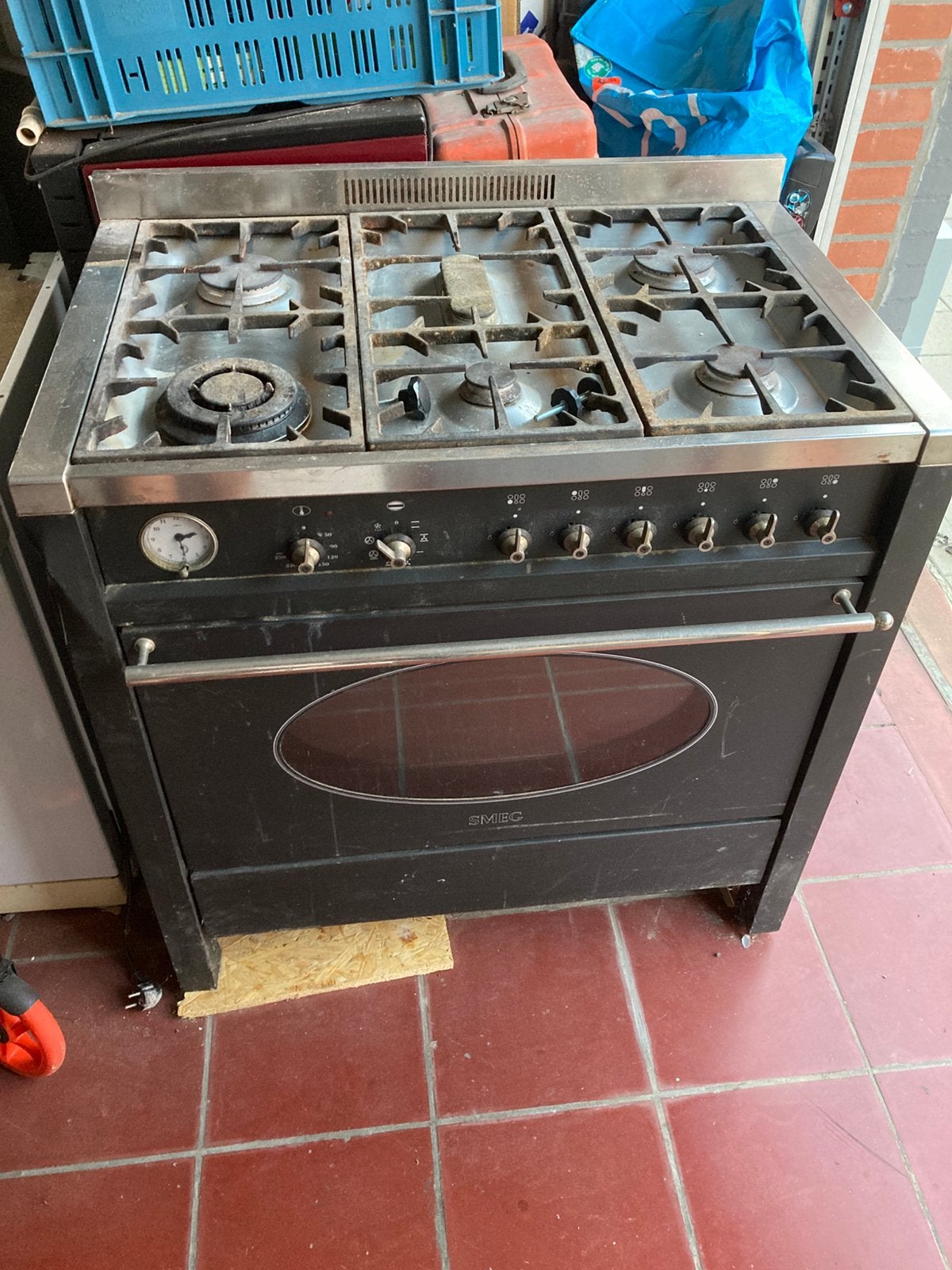 Gasfornuis met oven en toebehoren merk Smeg, Gebruikt, Tussenbouw, Gas, 5 kookzones of meer