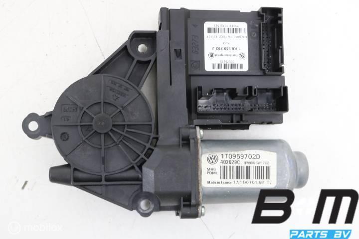 Raammotor rechtsvoor VW Caddy 2K Life 1T09599702D, Gebruikt