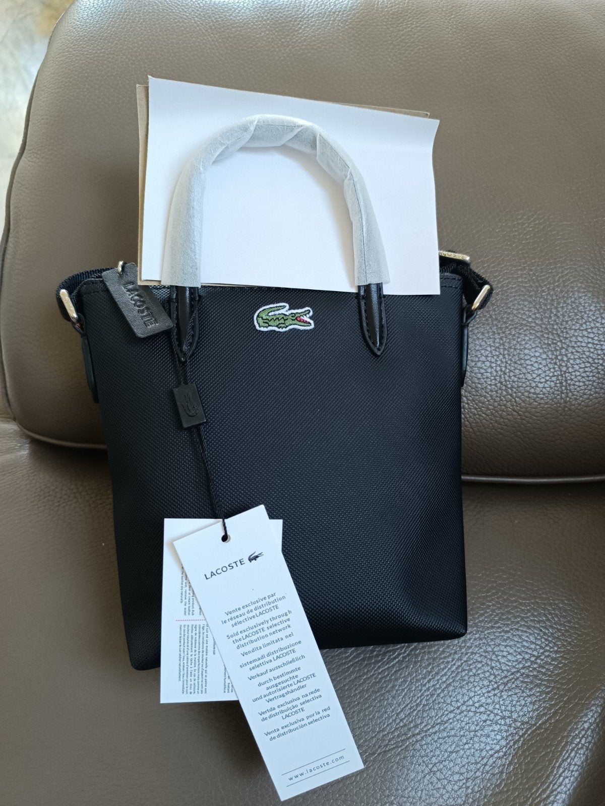Sac lacoste, Envoi
