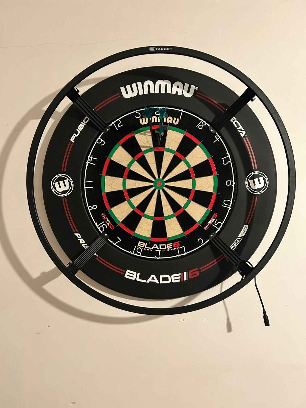 Winmau Blade 6 + Target Corona Vision + Surround, Sport en Fitness, Darts, Ophalen, Zo goed als nieuw, Dartbord