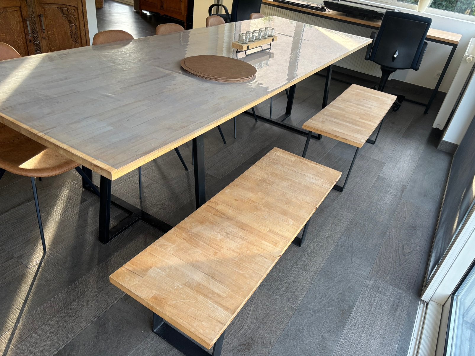 Lange tafel 300 op 100 cm met twee bijhorende bankjes, Ophalen, Zo goed als nieuw