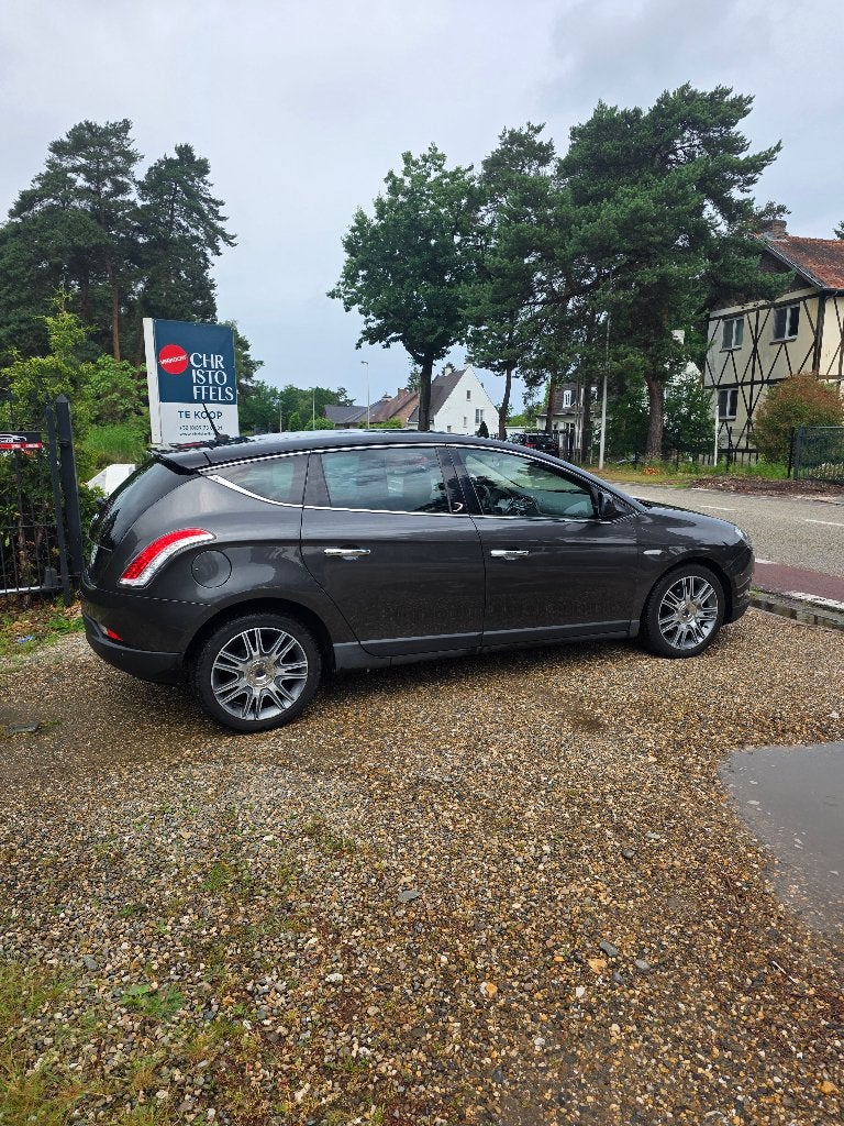 Lancia Delta 1.6 Mtj Automaat full optie 1ste eigenaar, Auto's, Beige, 4 cilinders, Leder, Bedrijf