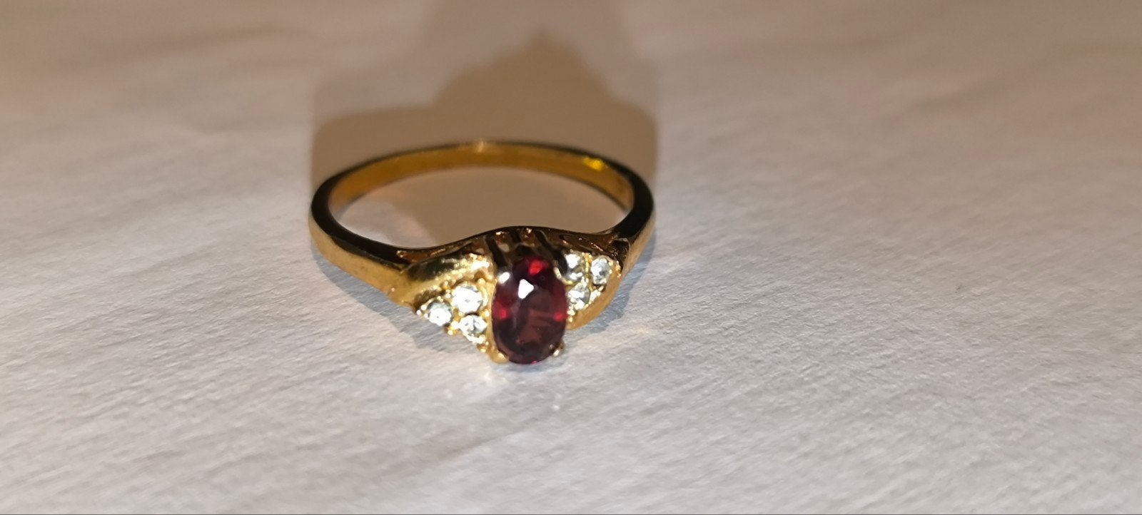 bague dorée à l'or fin avec grenat, Neuf, Enlèvement ou Envoi, Or, Autres matériaux