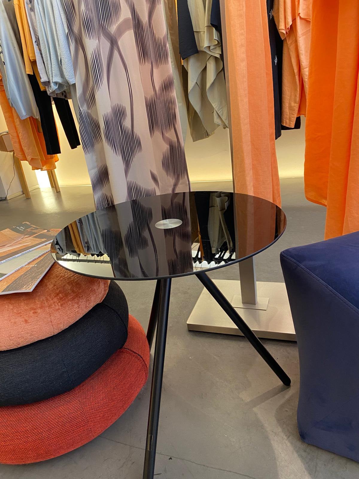 Design bijzettafel met zwart glazen blad, Huis en Inrichting, Tafels | Bijzettafels, Ophalen, Zo goed als nieuw, Rond, Hout