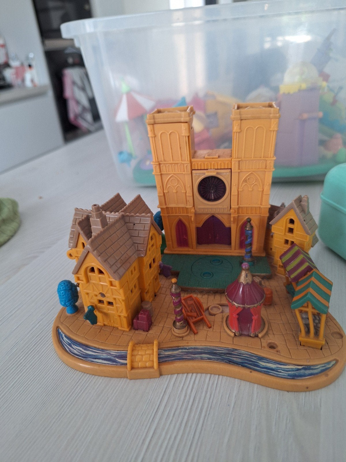 Pochette Polly Notre-Dame, Enlèvement