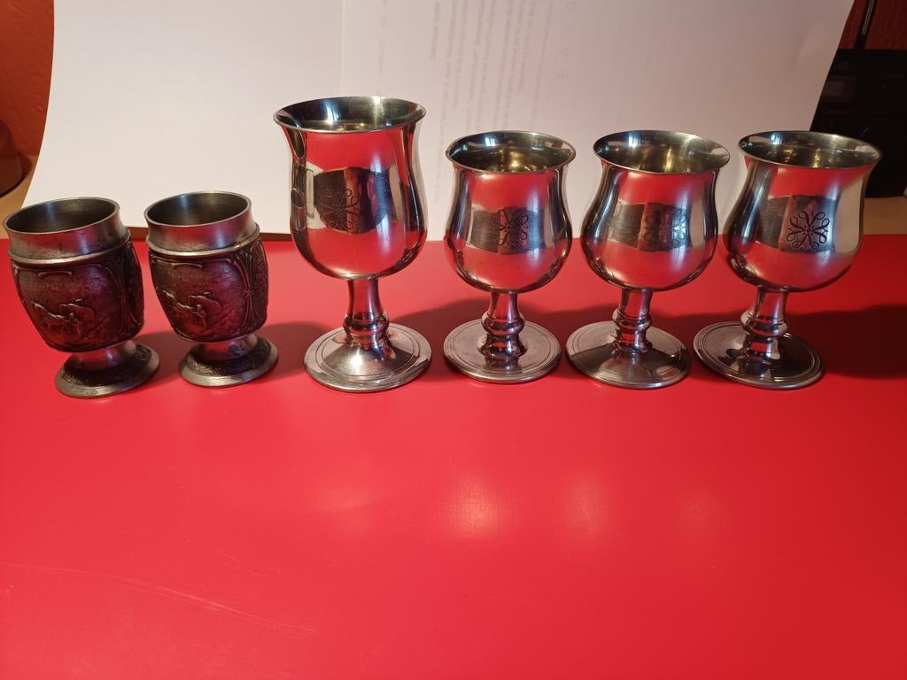 QUATRE COUPES À VIN ET DEUX COUPES À SCHNAPS EN ÉTAIN., Envoi