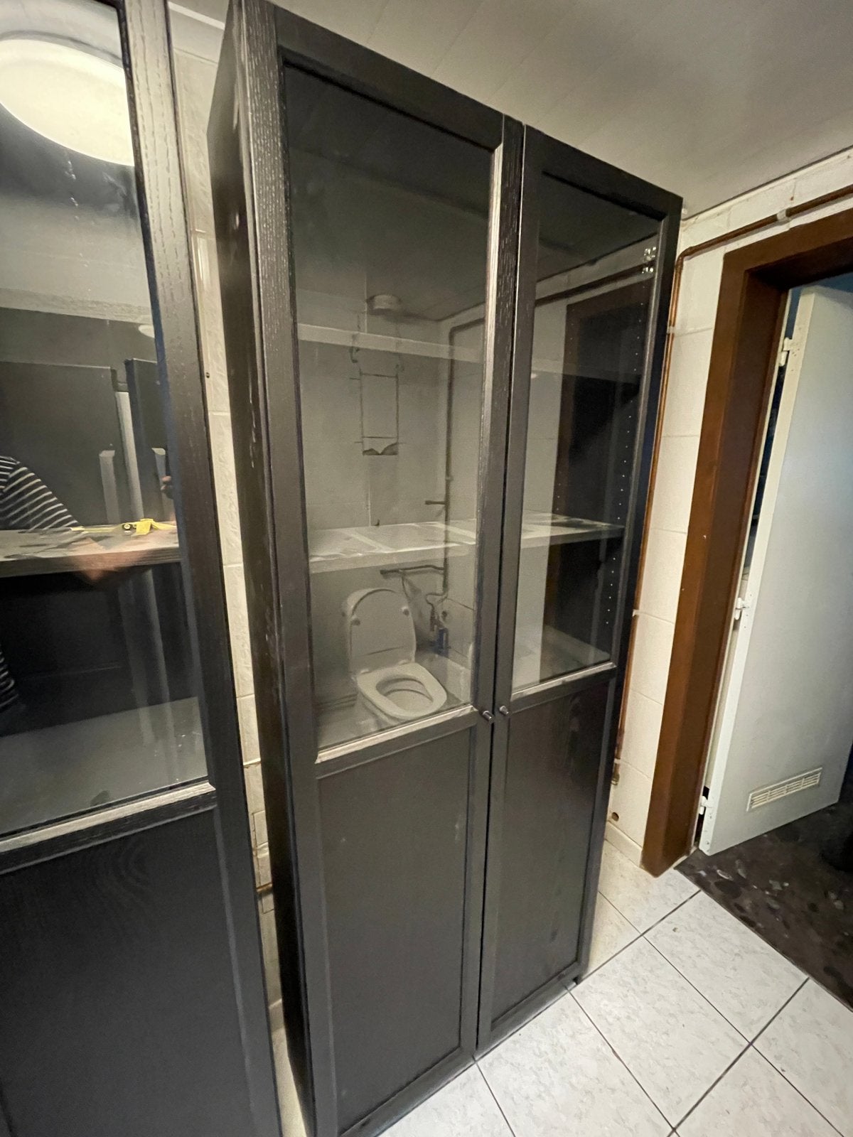 2 IKEA vitrinekasten/boekenkasten met glazen deure n - zwart, Ophalen, Zo goed als nieuw