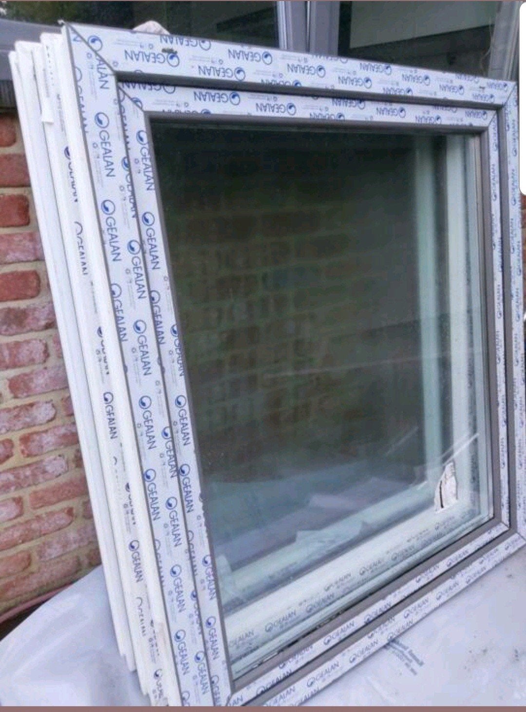 chassis pvc L110xh125 gris quartz neuf, Kunststof, Raamkozijn, Nieuw, Inclusief glas