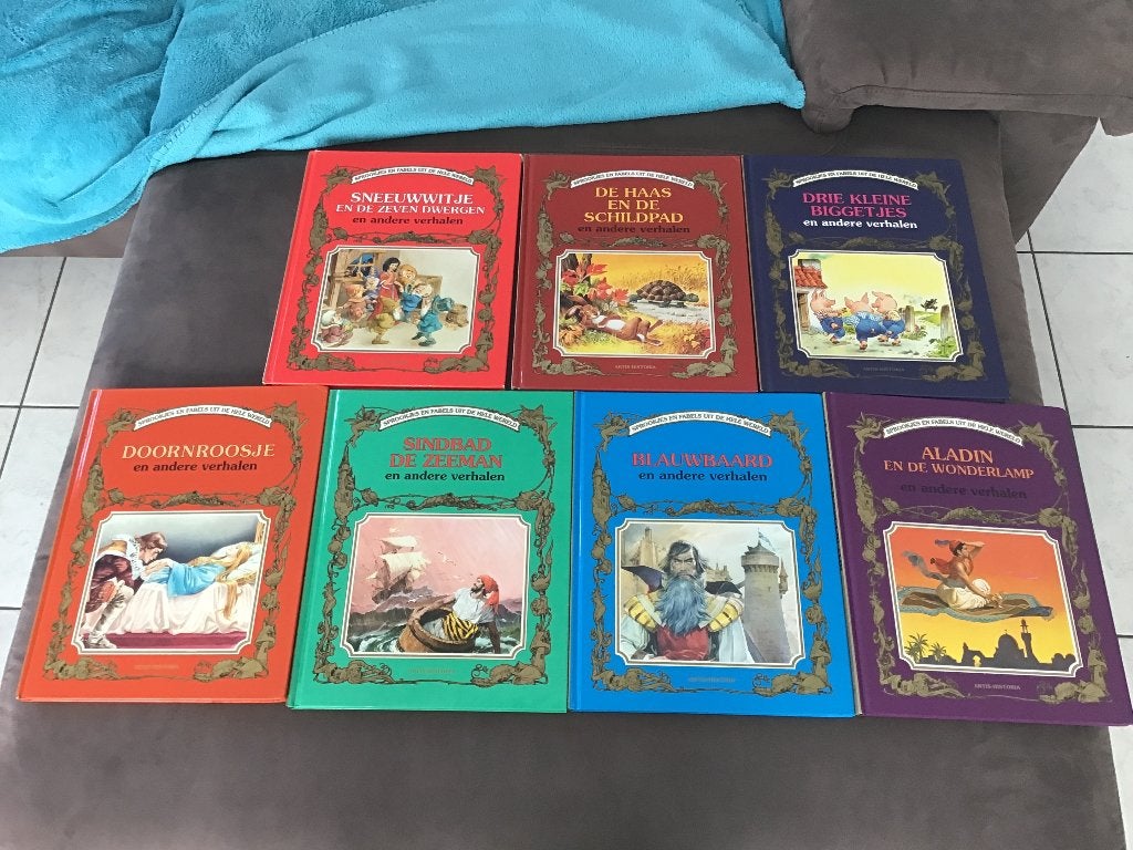 7 boeken Sprookjes en Fabels uit de hele wereld., Ophalen of Verzenden, Zo goed als nieuw