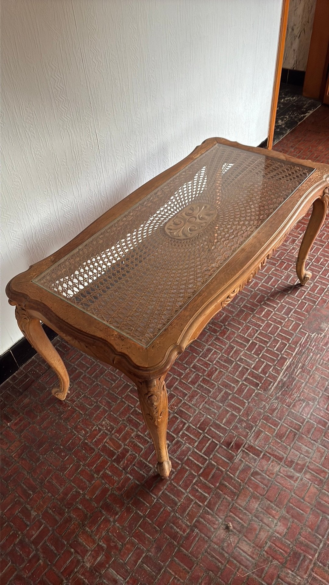 Salontafel met glas, Enlèvement