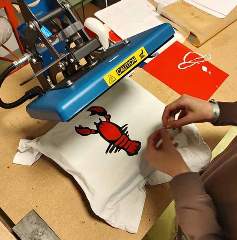 Te koop T-Shirt Pers, Hobby en Vrije tijd, Borduren en Borduurmachines, Ophalen, Zo goed als nieuw, Handborduren, Overige typen