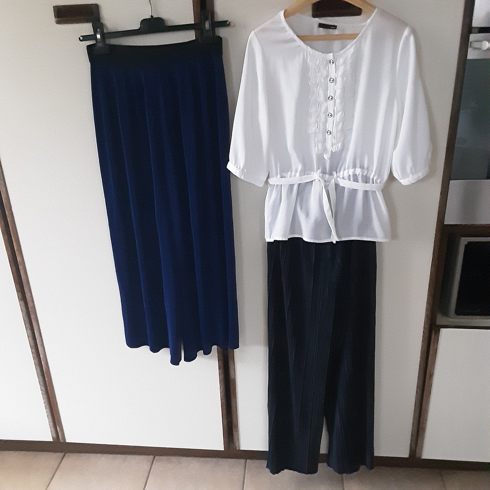 Witte bloes met 2 broeken Maat 36
1 licht blauwe en 1 donker, Kleding | Dames, Blouses en Tunieken, Ophalen of Verzenden, Maat 36 (S)
