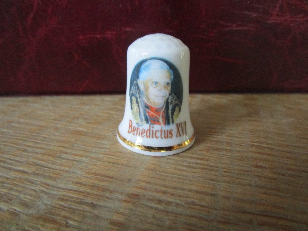 3 vingerhoedjes Paus + Vaticaan, Enlèvement ou Envoi, Neuf, Porcelaine
