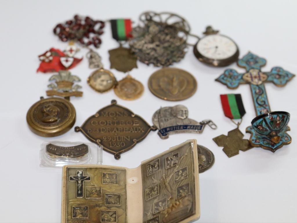 Lot de 19 objets anciens et vintage – médailles, insignes,, Enlèvement ou Envoi