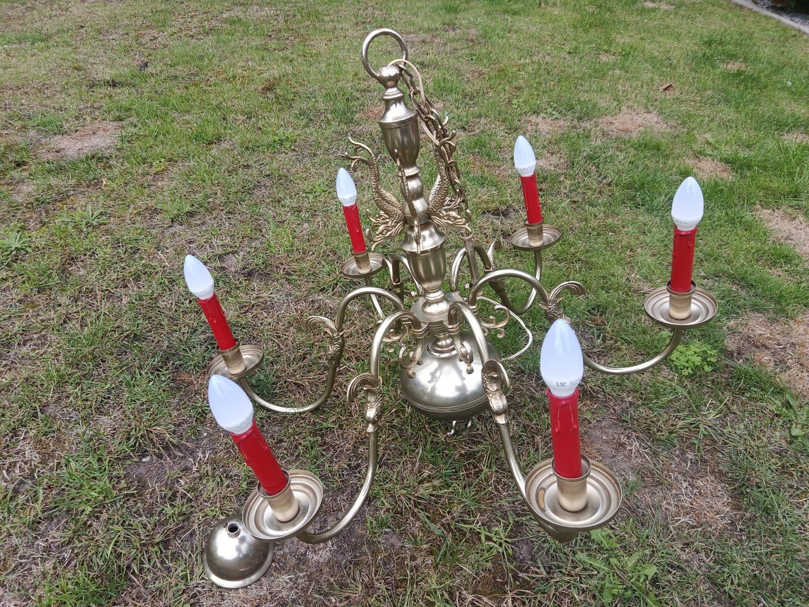 Lustre en étain lourd, Enlèvement