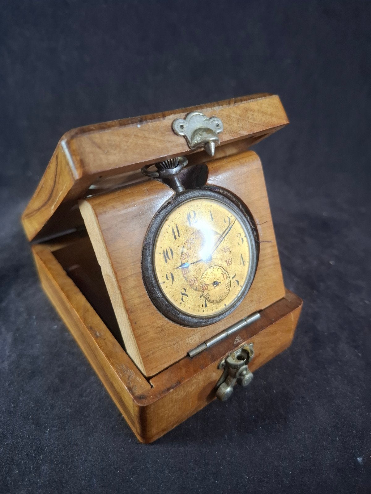 Montre de voyage ancienne dans un boîtier en bois à charnièr, Enlèvement ou Envoi