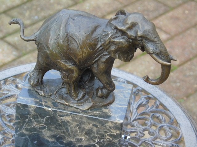 statue d un éléphant en bronze signé , BARYE ., Enlèvement ou Envoi, Bronze