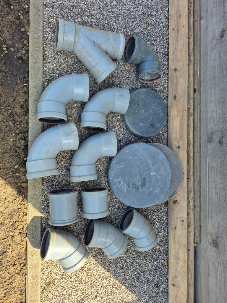 Lot pvc bochten buis 110mm + deksels 250/315, Doe-het-zelf en Bouw, Bochten, PVC, Nieuw, Ophalen of Verzenden