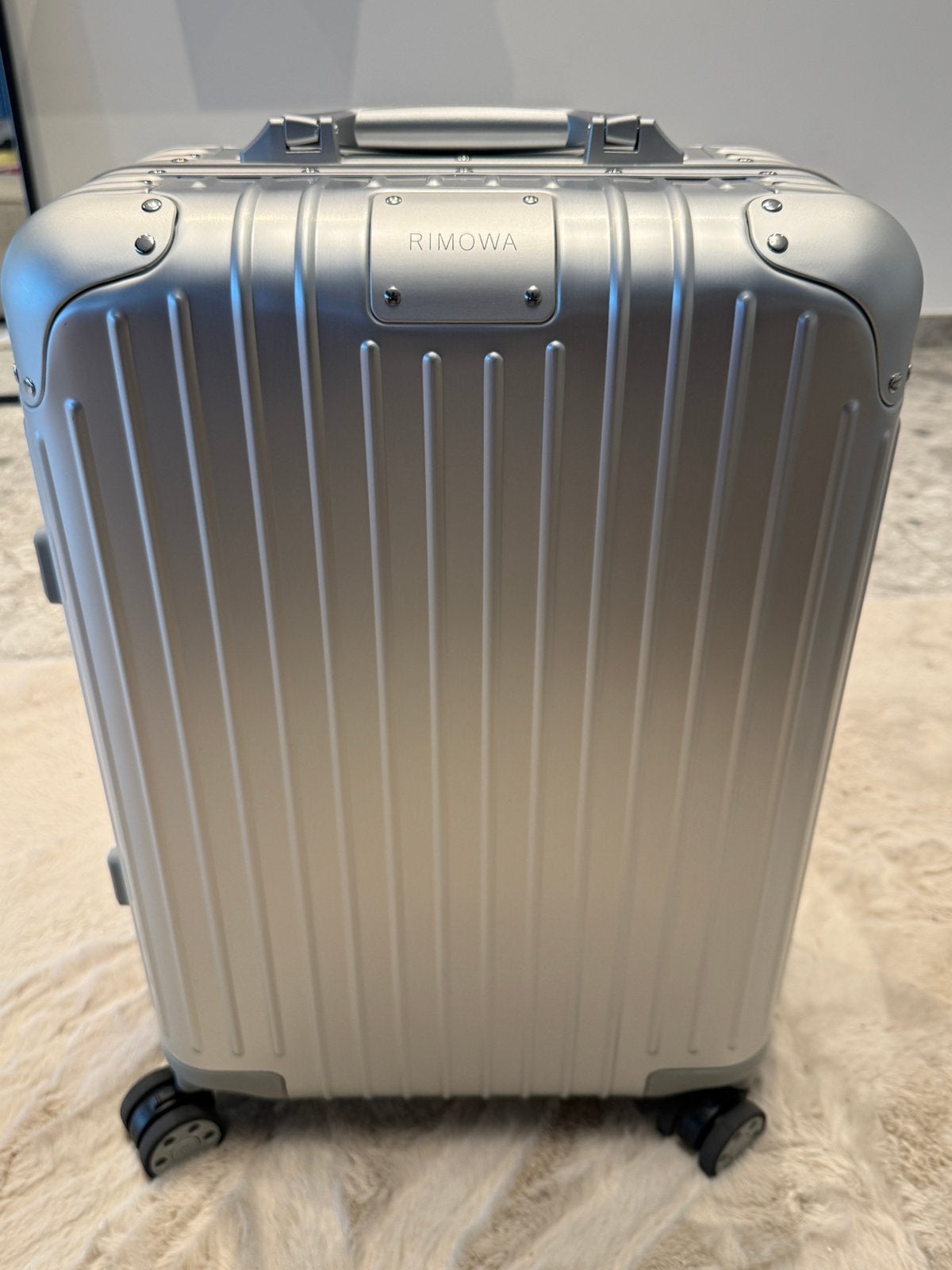 RIMOWA Cabin Carry-On, Bijoux, Sacs & Beauté, Valises, Envoi, Comme neuf
