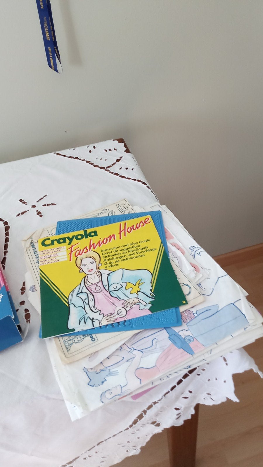 Crayola ️ pour faire des modèles vêtements 3€, Hobby & Loisirs créatifs, Dessin, Utilisé, Papier, Carnet de croquis ou à dessin