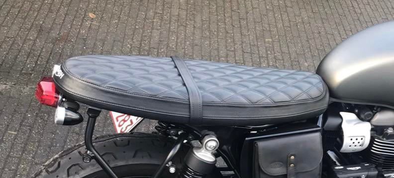 Origineel Triumph Diamond Quilted zadel (flat bench seat), Motoren, Ophalen, Zo goed als nieuw