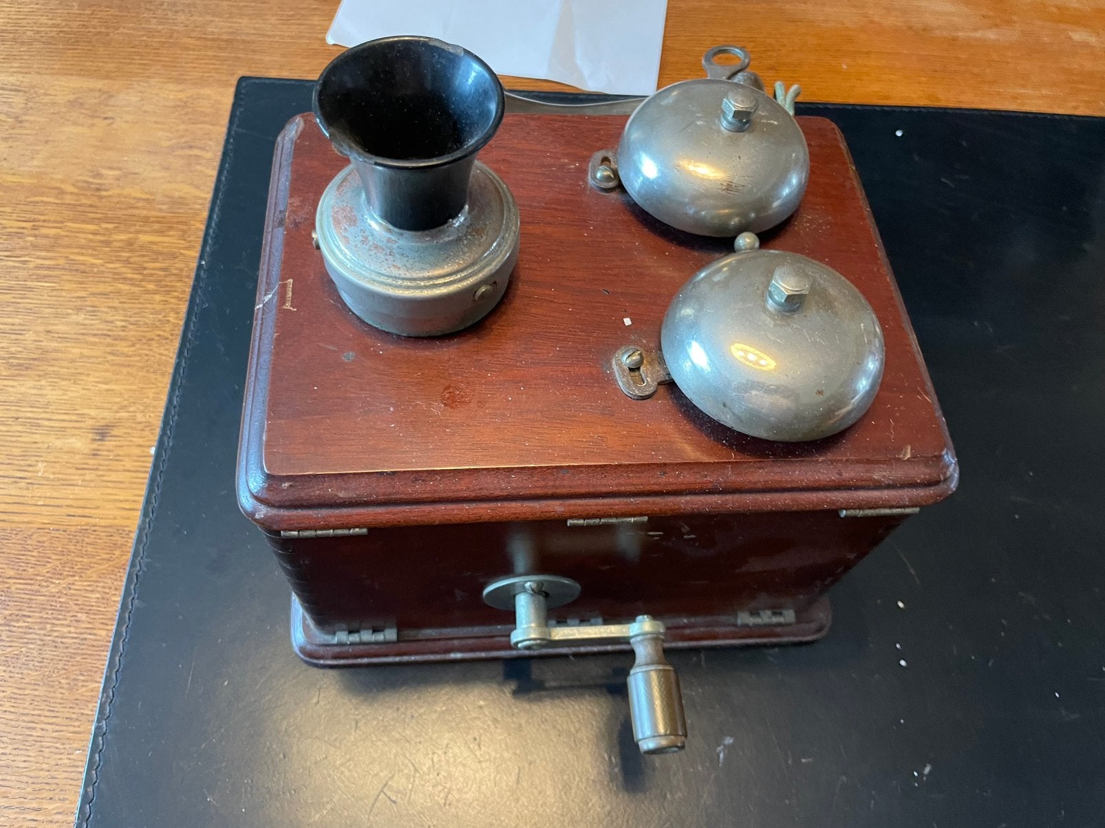 Oude handslingertelefoon van Atea Anvers, Ophalen
