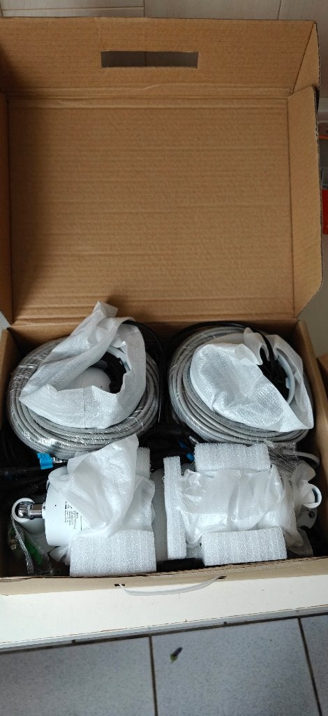 Système Reolink NVR 8 Canaux + 4 Caméras POE - 2 To, Enlèvement, Utilisé, Caméra extérieure