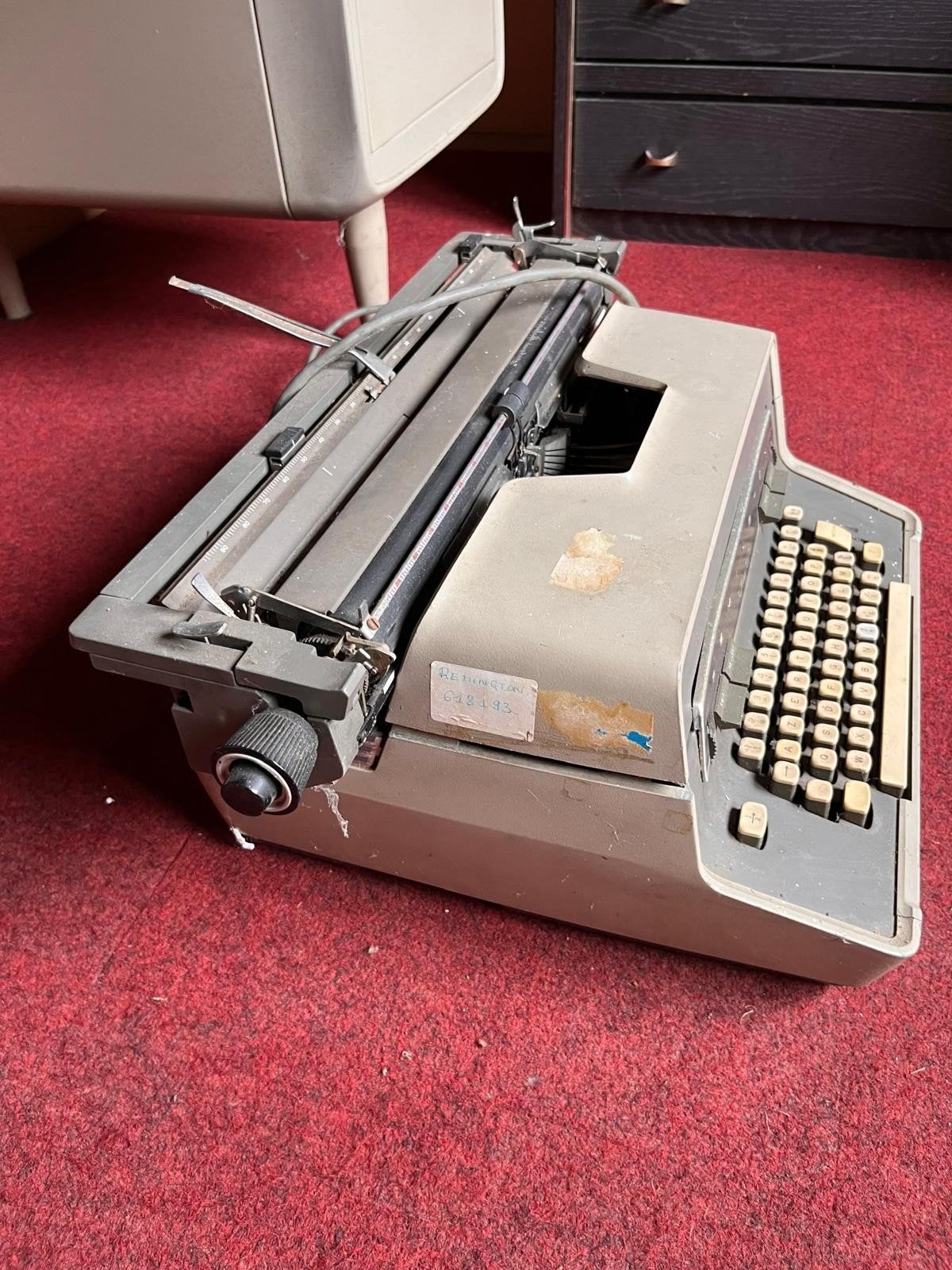 Ancienne machine à écrire Remington, Enlèvement