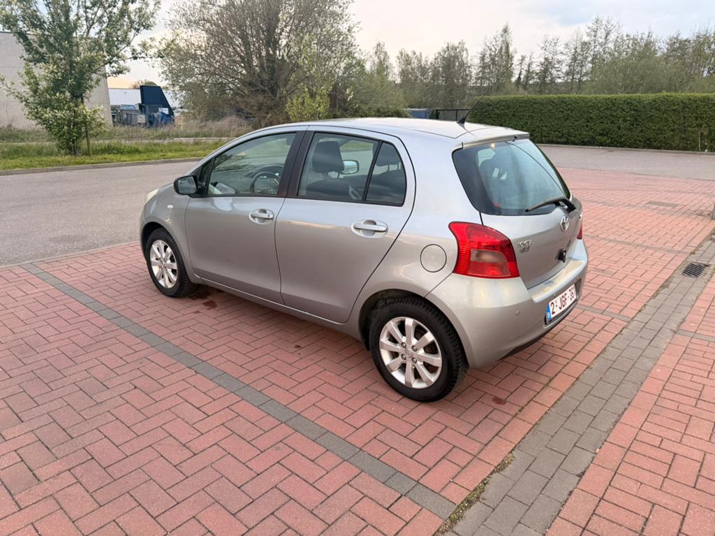 Toyota Yaris 1.3 VVti Essence, Achat, 1296 cm³, Particulier, Capteur de stationnement