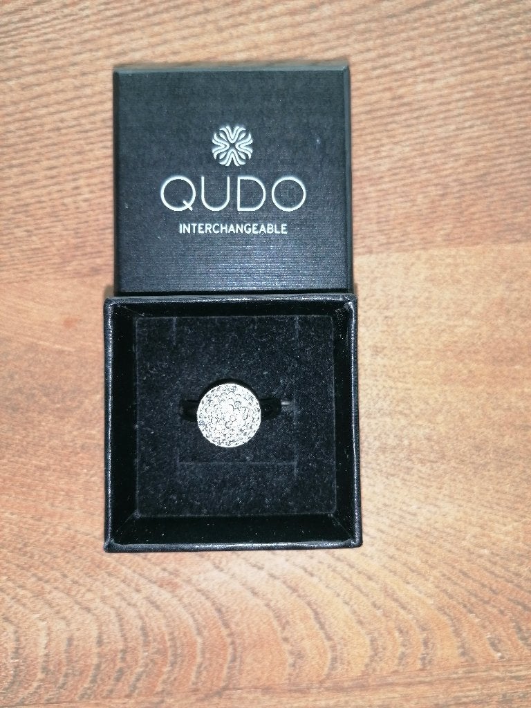 Ring Qudo met steentjes, Ophalen, 20 of groter, IJzer of Staal, Zo goed als nieuw