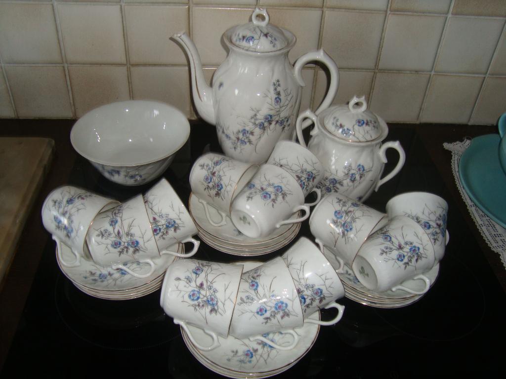 Porseleinen koffieservies. Baudour, Defuisseaux., Antiek en Kunst, Antiek | Servies compleet, Ophalen