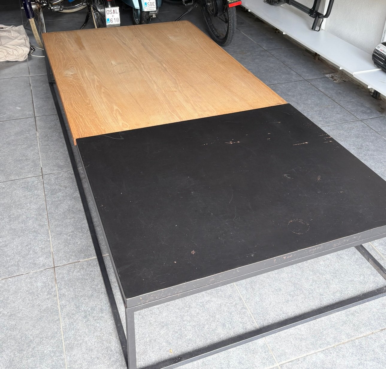 Eiken tafel met gelakt staal., Ophalen