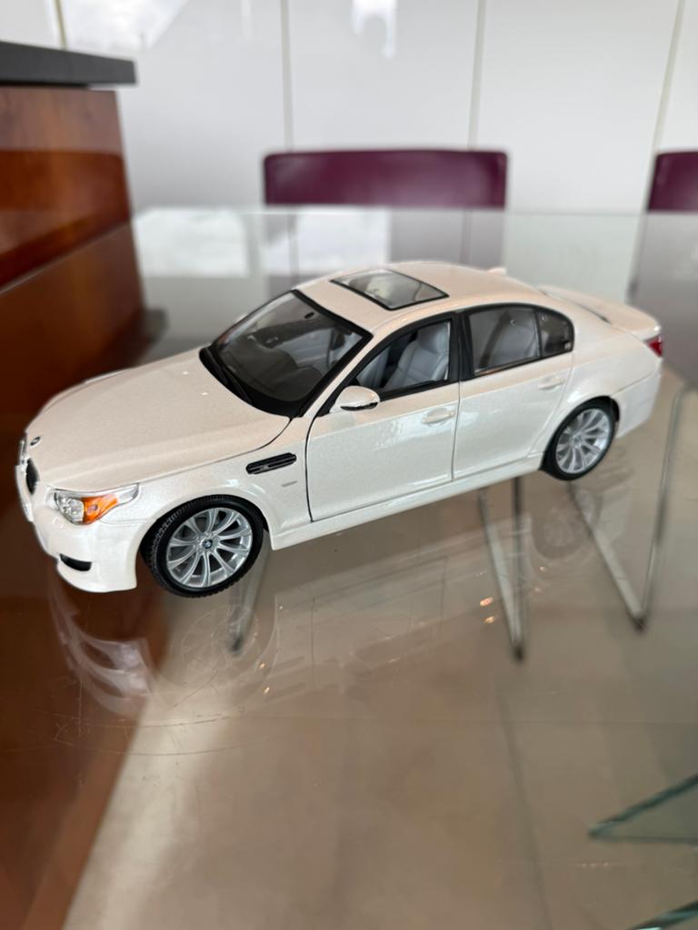 Rare BMW M5 E60 1:18 nickel sans boite, Hobby & Loisirs créatifs, Voitures miniatures | 1:18, Enlèvement ou Envoi, Comme neuf