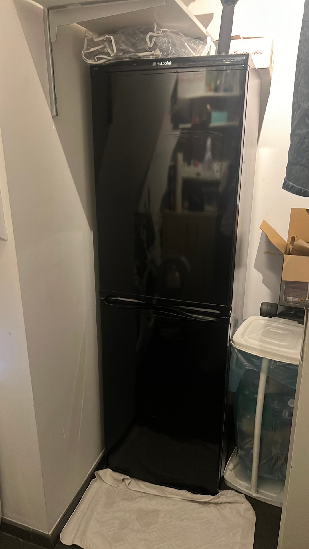 Gratis Zwarte hotpoint koelkastvriescombinatie moet nu weg, Ophalen, Gebruikt, Met aparte vriezer