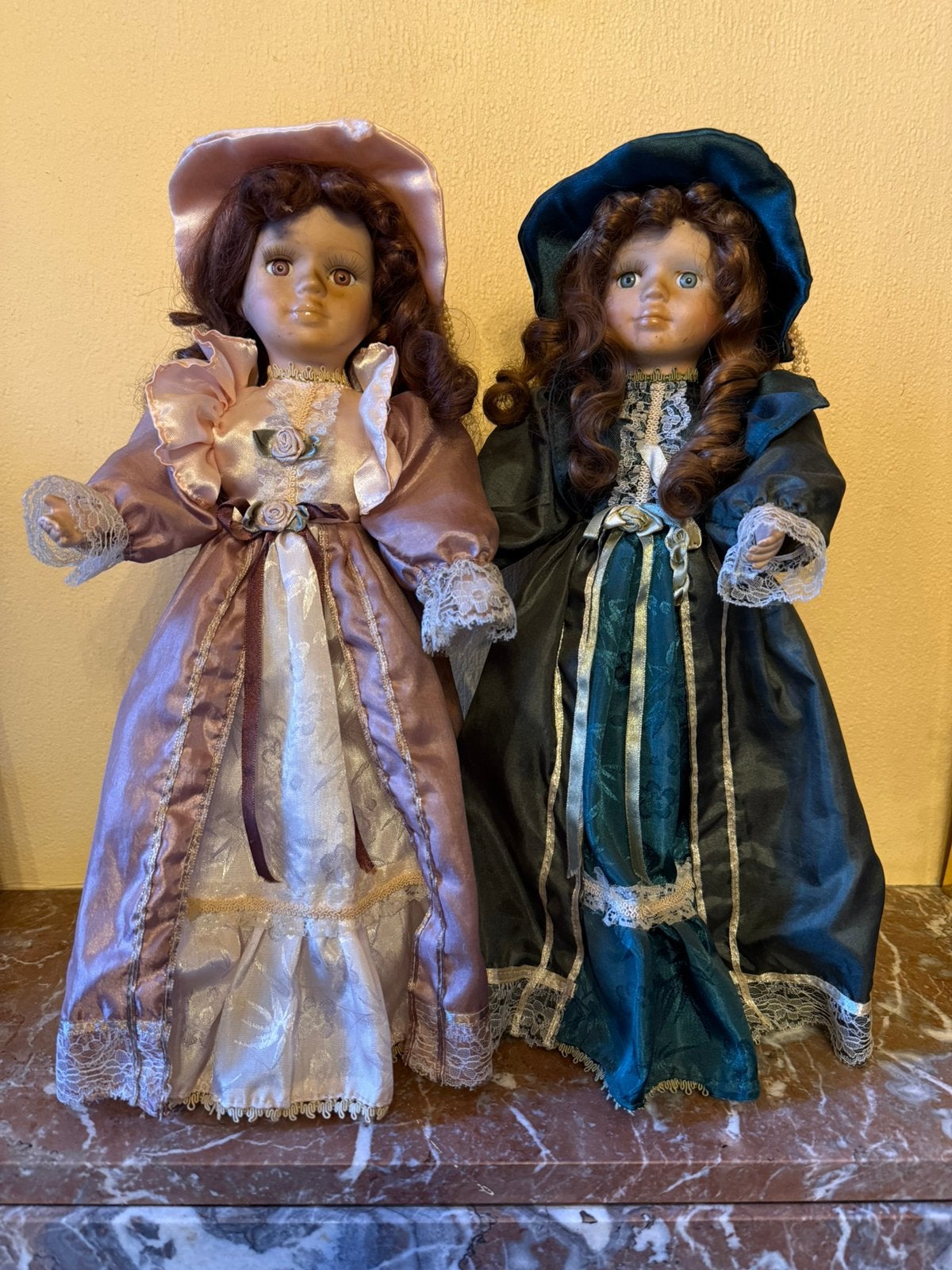 Poupées en porcelaine vintage avec robe historique, Enlèvement, Comme neuf