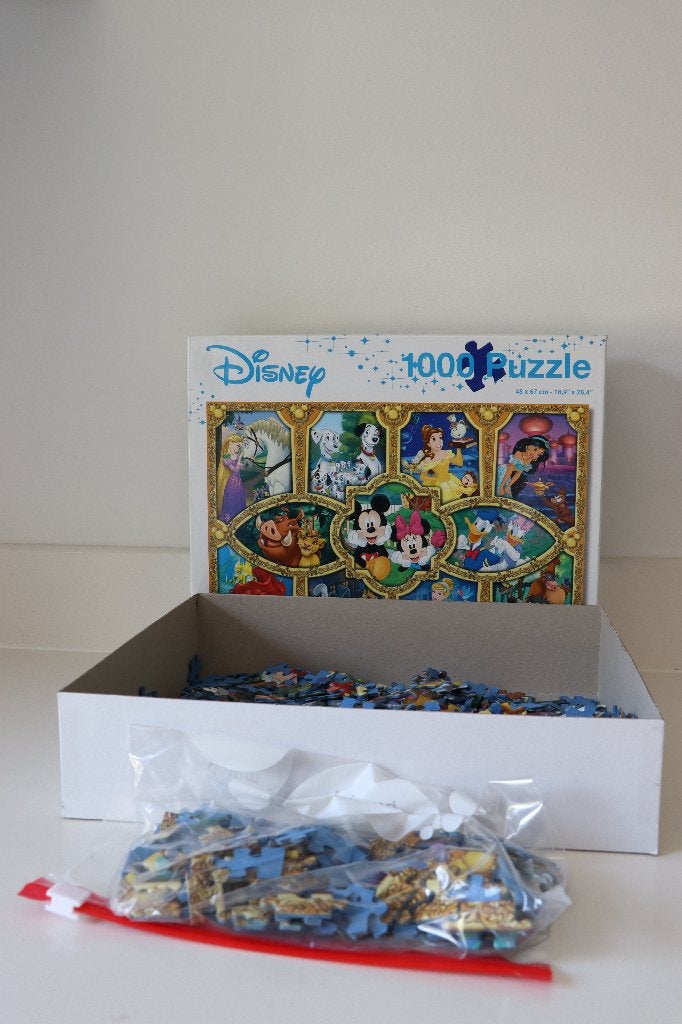 Disney Magical Moments puzzel van 1000 stukjes, Ophalen of Verzenden, 500 t/m 1500 stukjes, Zo goed als nieuw, Legpuzzel