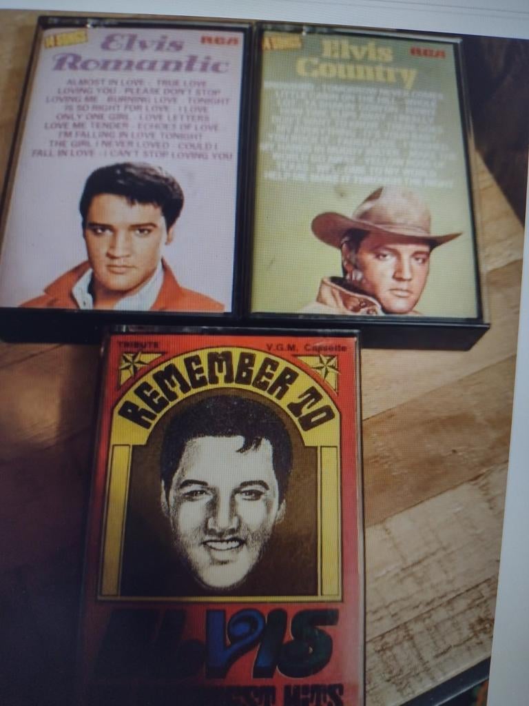 LOT: 3 MUZIEK CASSETTES ELVIS PRESLEY: Country-Romantic-Best, Cd's en Dvd's, Cassettebandjes, Gebruikt, 2 t/m 25 bandjes, Ophalen of Verzenden