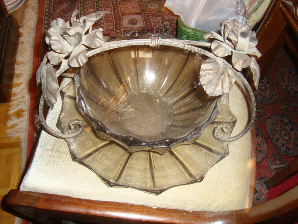 Fruitschaal(Scailmont) met smeedijzeren montuur., Antiek en Kunst, Ophalen