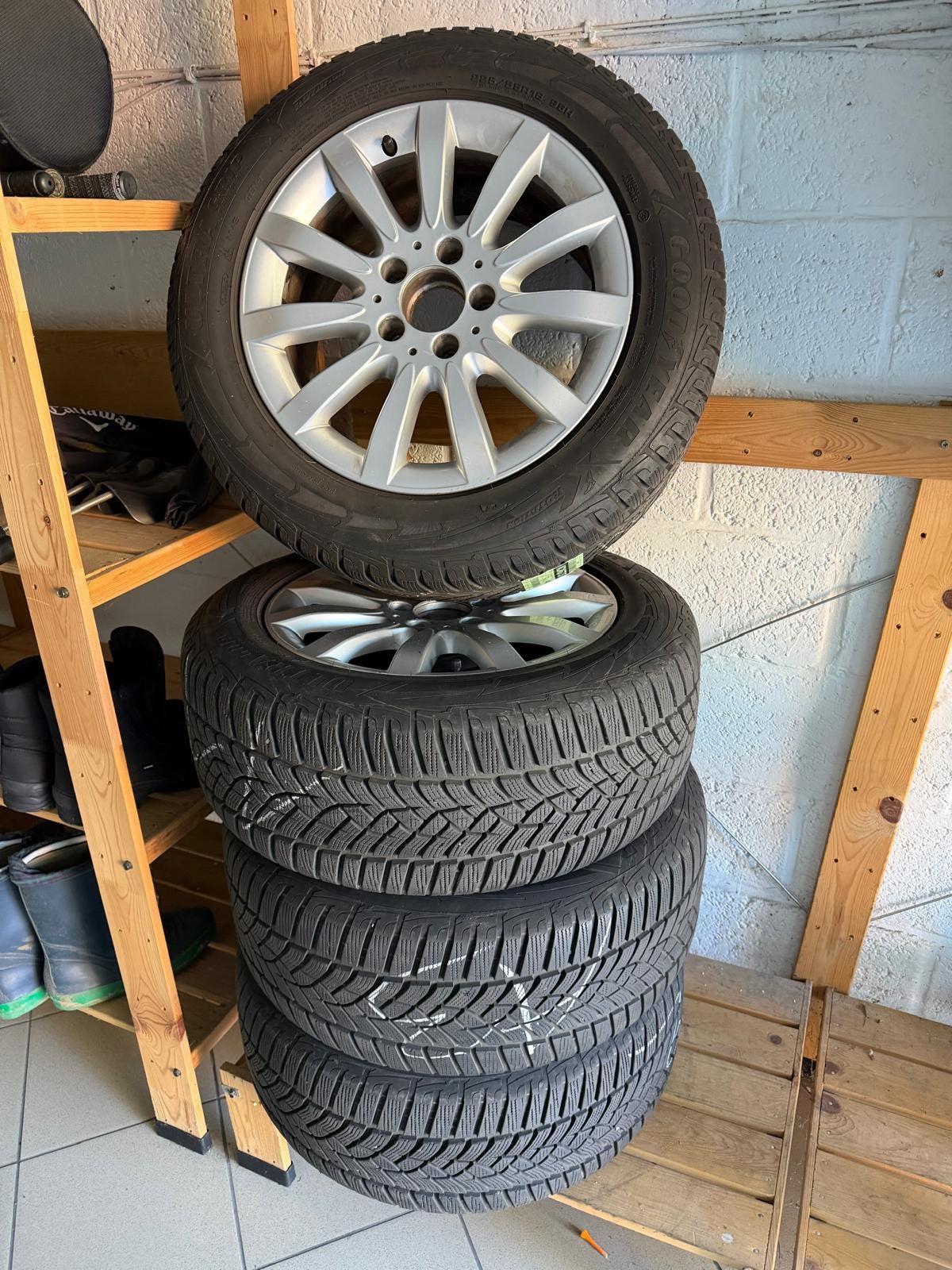 4 pneus d'hiver Goodyear 225/55 R16 sur jantes Mercedes, Pneus hiver, 16 pouces, Pneu(s), Enlèvement