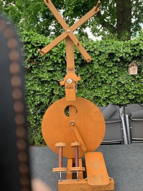 LOUET SPINNEWIEL MET WOLMOLEN, Hobby en Vrije tijd, Spinnewielen en Spinnen, Zo goed als nieuw, Spinnewiel, Ophalen of Verzenden