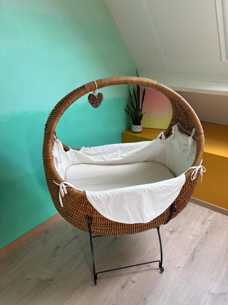 Rieten mand met metalen onderstel als baby wieg, Ophalen, Zo goed als nieuw, Wieg