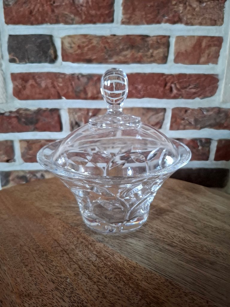 kristallen bonbonnière met deksel, Ophalen