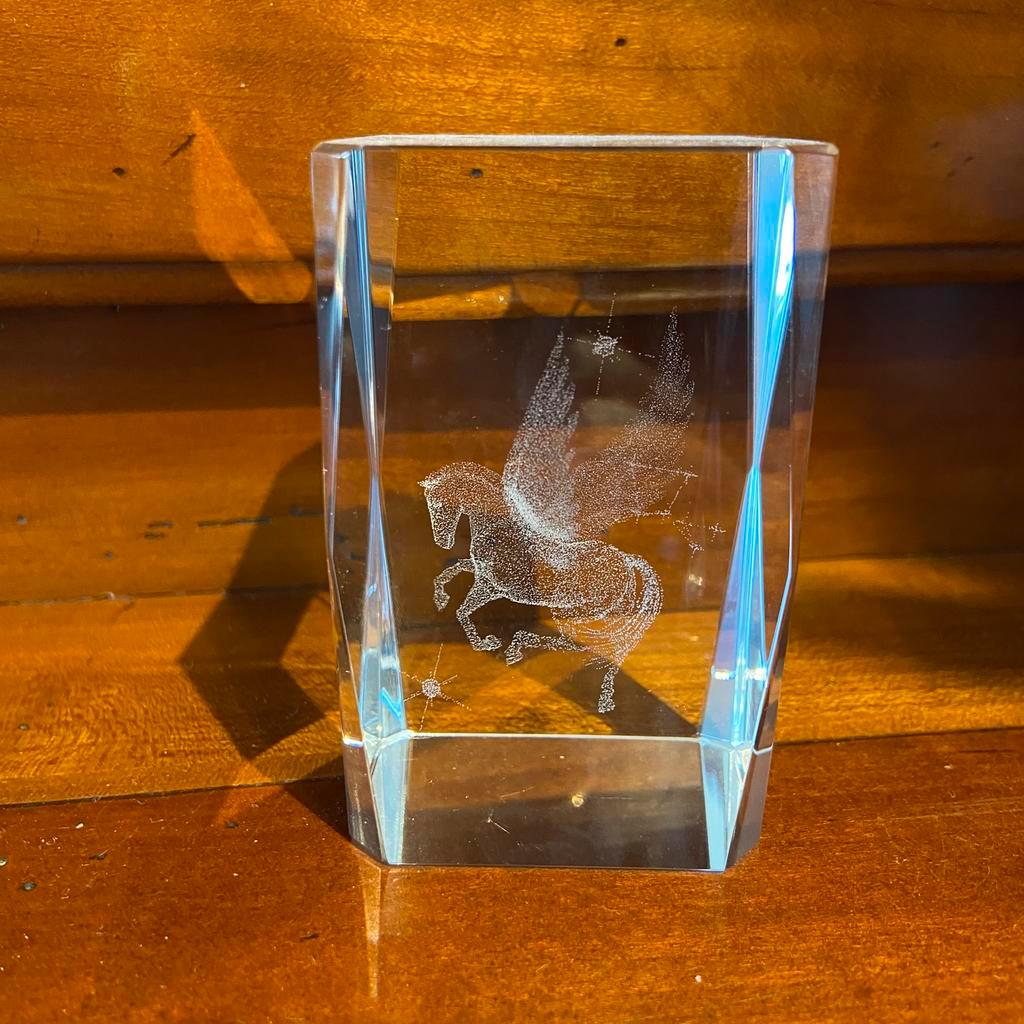 Prachtig paard met vleugels in glas., Ophalen