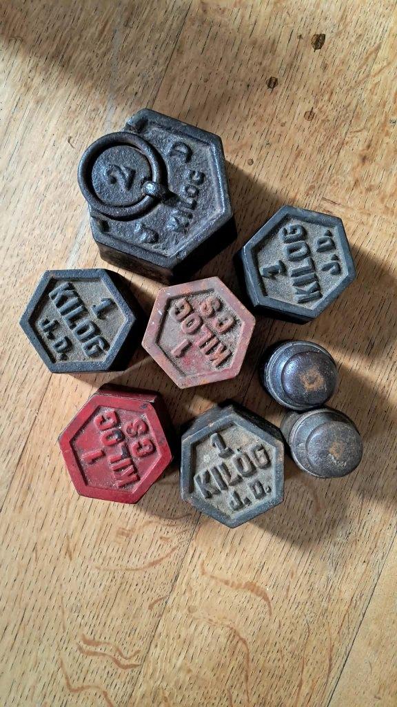 Lot d’anciens poids de balance en fonte, Ophalen