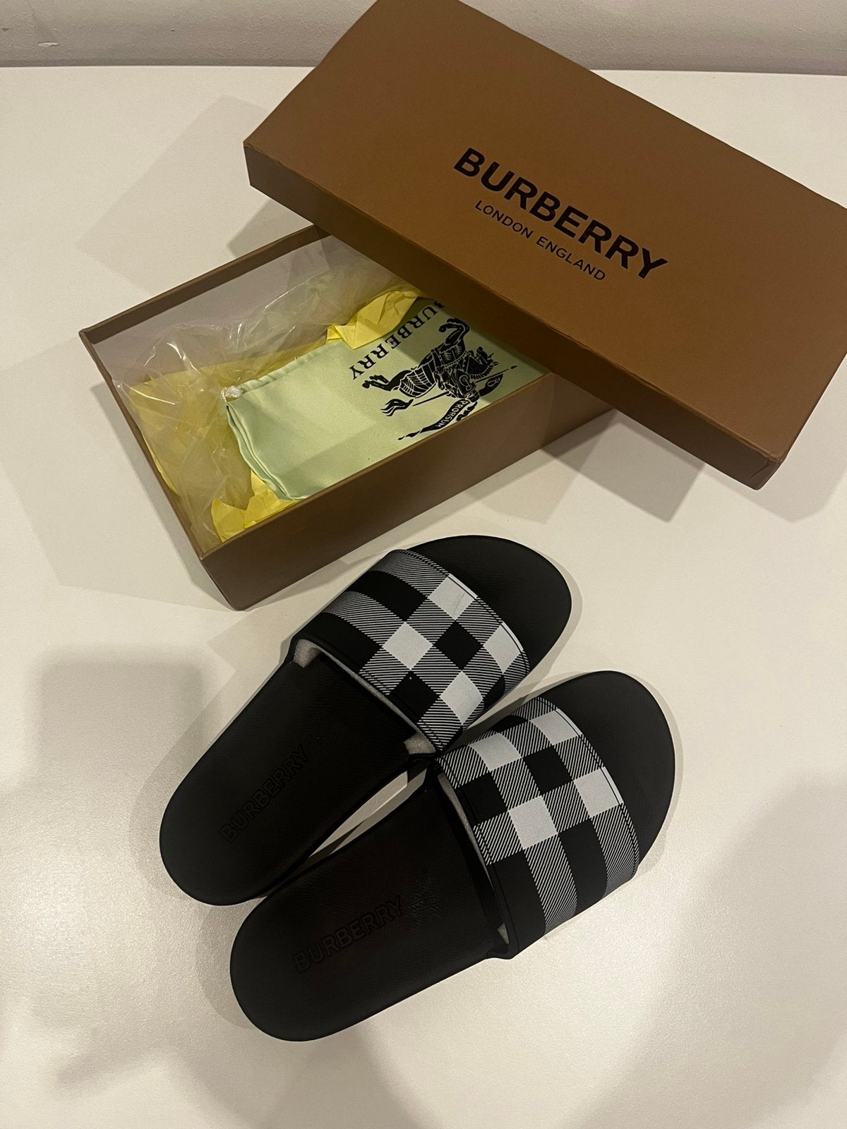 Pantoufles Burberry pour homme — Nouvelle taille 43, Vêtements | Hommes, Enlèvement ou Envoi, Comme neuf, Blanc, Chaussons