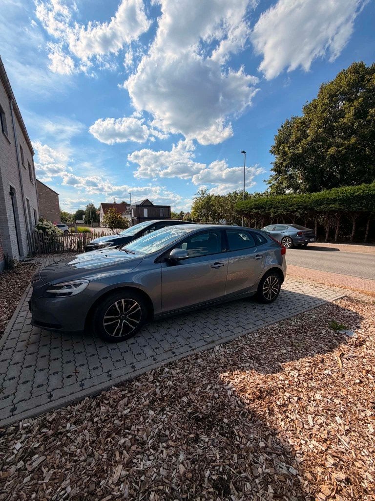 Volvo V40 T2 Manueel Black Edition, Auto's, Volvo, 90 kW, 4 deurs, Stof, Zwart
