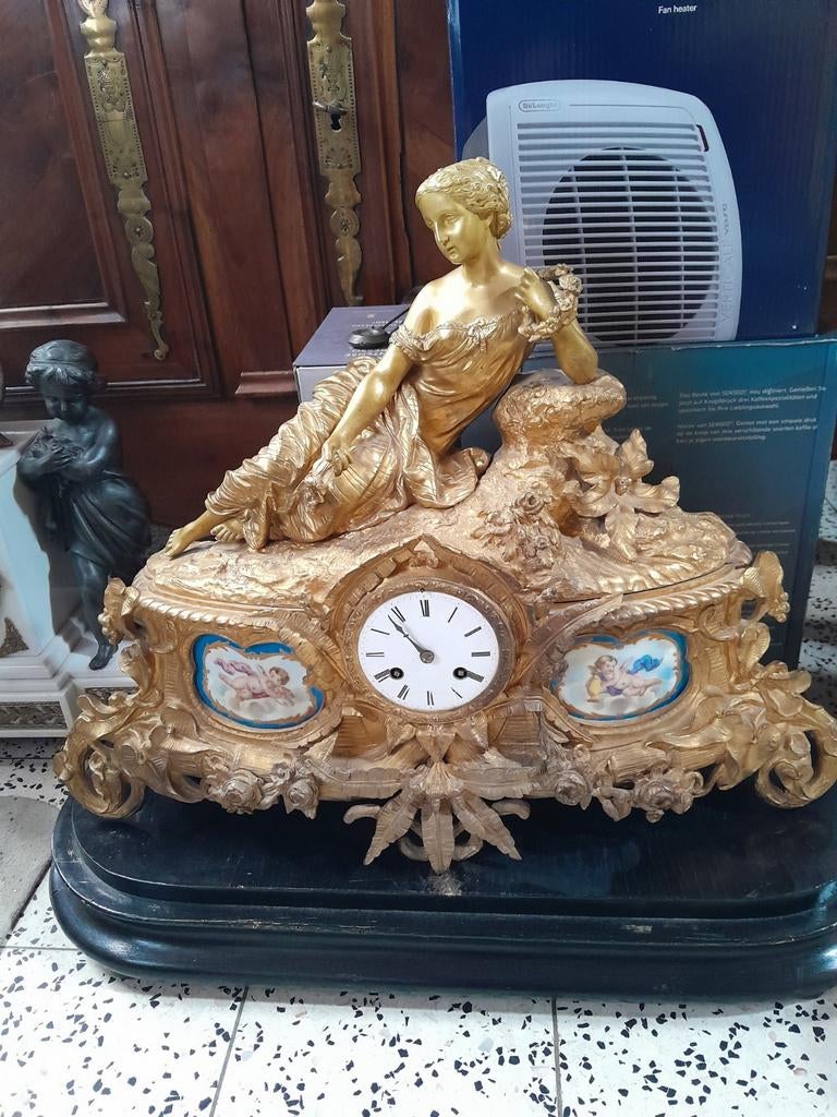 Horloge Napoléon lll doré feuille or porcelaine sèvres, Antiquités & Art, Enlèvement ou Envoi