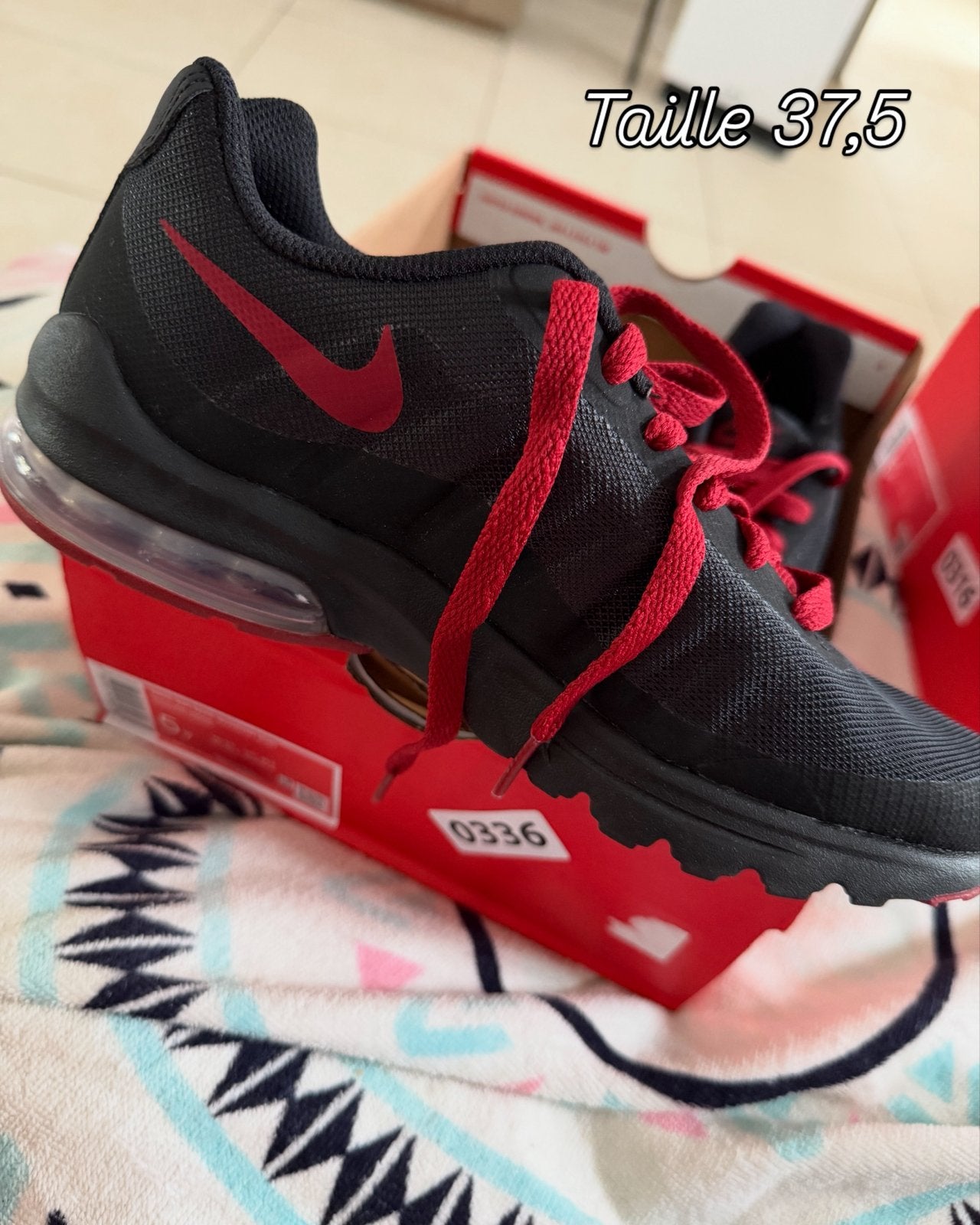 Nike air max invigor gs, Sports & Fitness, Baseball & Softball, Enlèvement ou Envoi, Comme neuf